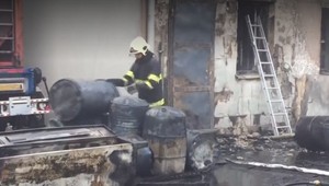 Horelo vo výrobni olejov, plechové sudy obsahovali neznáme látky a hrozilo nebezpečenstvo