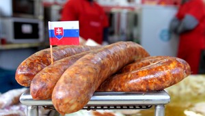 Pacient s otravou botulotoxínom bojuje o život, jed je v týchto potravinách