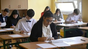 Maturitné skúšky odštartovali: Tisíce študentov píšu testy zo slovenčiny, jazykov aj matematiky