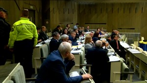 Na mestskom zastupiteľstve ako v cirkuse. Vypínanie mikrofónu, aj prítomnosť policajtov