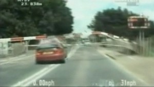 Šialená autonaháňačka! Zlodeja nezastavili ani závory