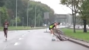 Osemsto metrov pred cieľom Keňanka skolabovala. Zastavil sa pri nej iba Slovák Hladík