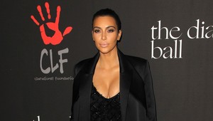 A teraz jej môžete vidieť až do... Kim s holým zadkom v predklone!