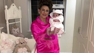 Dcérku vychováva v luxuse od narodenia: Z toho, čo všetko už vlastní 6-týždňové bábo, budete v šoku!