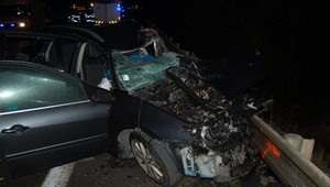 Čelnú zrážku s kamiónom neprežil vodič osobného auta. Nasnímala to kamera v aute