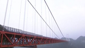 Visutý most priamo v oblakoch. Ročne ho navštevuje 500 000 turistov