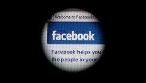 Facebook a Instagram zhasol, pre poruchu. Hackeri tvrdia niečo iné