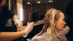 Najkrajší odtieň bude hitom tejto zimy: Takéto vlasy svedčia úplne každej žene