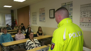 Policajti z Liptovského Mikuláša učia budúcich vodičov priamo v autoškolách