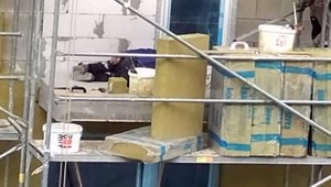 VIDEO:  Ako by to na stavbe vyzerať nemalo. Inšpektori “práce” museli zastaviť