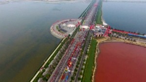 Jazero v Číne sa stalo atrakciou, sčervenalo