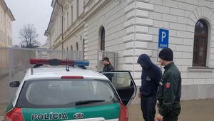 Celá rodina skončila vo väzbe. Podozrievajú ich z obchodovania s ľuďmi