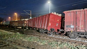 Cestujúci, pozor: Vykoľajil sa vlak naložený drevom