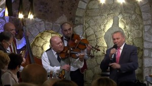 Neuveriteľná energia. Na pódium vystúpil exprezident Rudolf Schuster a odspieval dvojhodinový koncert