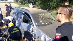 Policajná naháňačka skončila nehodou. S autom nakoniec skončil v poli