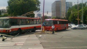 Na Bajkalskej sa zrazil trolejbus s autobusom