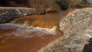 Rieka Slaná sa sfarbila dočervena. Príčinou má byť zaplavená baňa