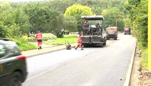 Organizátori stavajú cesty, prispôsobujú výšky schodov. Prípravy na návštevu pápeža vrcholia