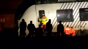 Po zrážke vlaku desiatky ranených. Otriasali sa okná na domoch