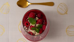 Panna cotta s malinovým coulis a crumble