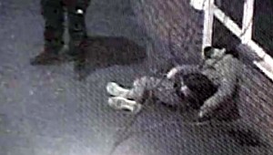 Piati mladíci upadli po užití drogy do bezvedomia. Kamaráti ich nakrúcali na mobil