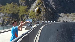 Z priehrady na tretí pokus trafil basketbalkou kôš z výšky 180 metrov