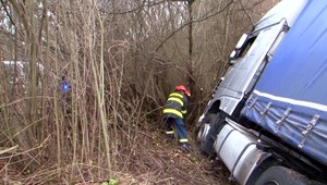 Kamión pred Ružomberkom skončil mimo cesty. Pri nehode z nádrže unikla nafta