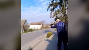 Vyšiel so zbraňou na ulicu a začal strieľať na psy. Neodradilo ho, že sprevádzali skupinku ľudí