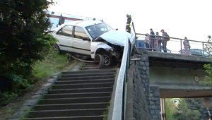 Opitý vodič skončil na schodoch, útočil na hasičov aj záchranárov