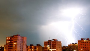 Obyvatelia týchto krajov, pozor: Meteorológovia vydali výstrahy pred búrkami a vysokými teplotami