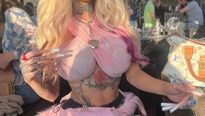 Plastikami dosiahla vytúžený vzhľad, ale to jej nestačí: Elise trvá tri hodiny, kým sa nalíči a opustí byt