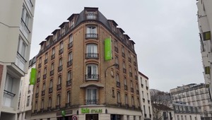 Šokujúci prípad: Mladá žena vyhodila novorodenca z druhého poschodia