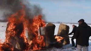 Pred družstvom založili požiar na znak protestu. Malí farmári sa pustili opäť do boja