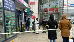 Neznámy páchateľ poškodil bankomat a vstup do banky. Okolie prehľadávali služobné psy