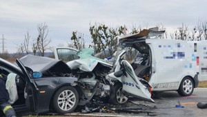 Vážna nehoda pri Strážskom, cestu museli uzavrieť