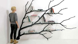 Netradičné a nápadité: Umelec vytvoril originálnu knižnicu z vetvy stromu