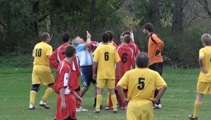 VIDEO. Pravý hák ako z ringu. Rozhodca zletel ako hnilá hruška