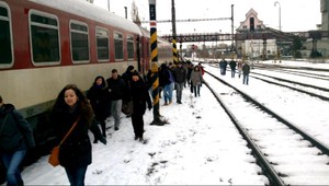 Vlak zastavil tam, kde nemal. Chyba rušňovodiča!