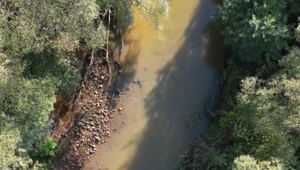 Rieka sfarbená do oranžova. Po 19 mesiacoch kontaminovaná voda do rieky stále vteká