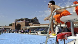 Plavčík zachránil topiaceho sa muža. Odmena? Vyhadzov!