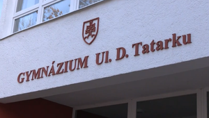 Kriedové nápisy pred školou spustili vlnu nenávisti voči riaditeľke