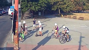 Muž napadol cudzinku s malými deťmi, nepoznáte ho?