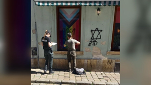 Páchateľ nasprejoval na podnik fašistické symboly. Polícia zverejnila zábery podozrivého