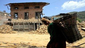 V Nepále našli medzi troskami troch živých ľudí