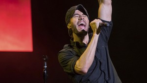 VIDEO: Iglesias sa vášnivo bozkával s fanúšičkou