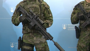Slovenskí vojaci dostanú nové uniformy. Rezort obrany predstavil aj nové zbrojenie