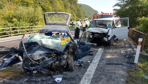 FOTO: Tragická nehoda. Zrážku s dodávkou neprežil manželský pár