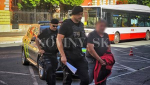 Muža, ktorý v Dačovom Lome strieľal po podnikateľovi zo samopalu, vzali do väzby