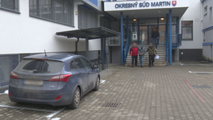 Zlodej ublížil statočnej predavačke: Sudca rozhodoval o jeho väzbe