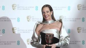 Herečka, ktorá ulovila mladého zajačika, zbiera ceny v extravagantných outfitoch